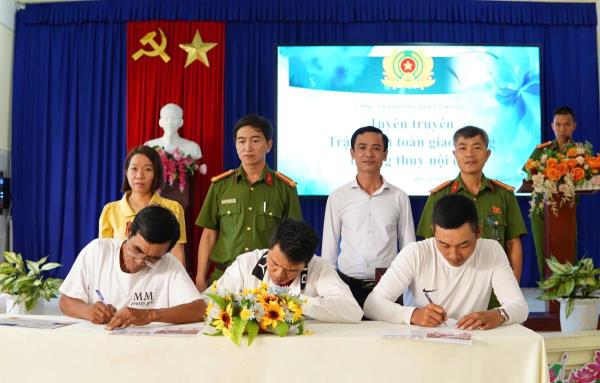 Cam kết chấp hành pháp luật về TTATGT đường thủy nội địa