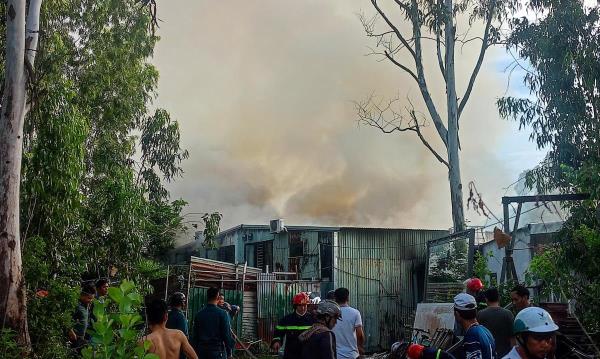 Cháy nhà xưởng trong kiệt, lính cứu hỏa Đà Nẵng rải đường vòi hàng trăm mét để dập lửa