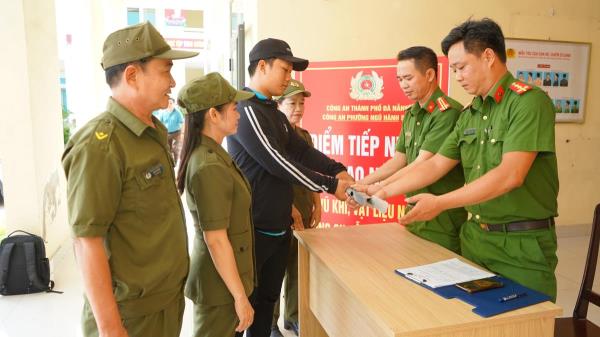 Không nghỉ cuối tuần, Công an phường miệt mài tuyên truyền và tiếp nhận vũ khí từ người dân