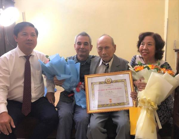 Lãnh đạo thành phố Đà Nẵng trao Huy hiệu Đảng cho các đảng viên lão thành