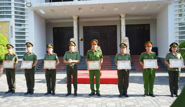 Nhiều tập thể, cá nhân xuất sắc của Công an TP Đà Nẵng được khen thưởng