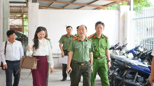 Thiếu tướng Nguyễn Hữu Hợp làm việc với Công an phường Hải Châu