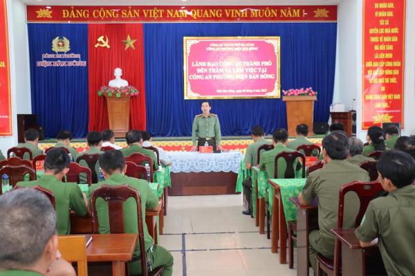 Đại tá Nguyễn Đại Đồng làm việc với Công an phường Điện Bàn Đông