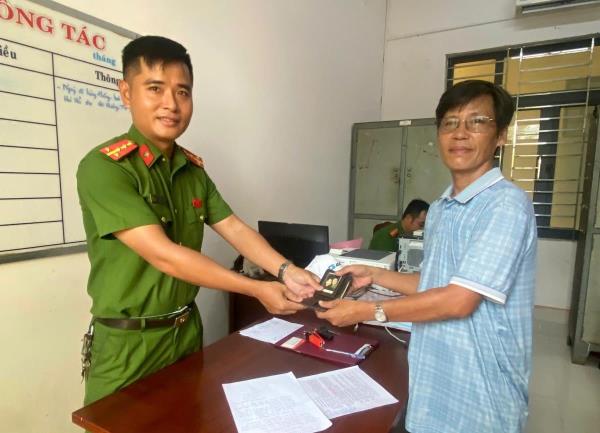 Ví về với chủ