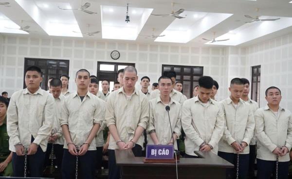 Mâu thuẫn trong quán karaoke dẫn tới án mạng, 26 bị cáo lĩnh án