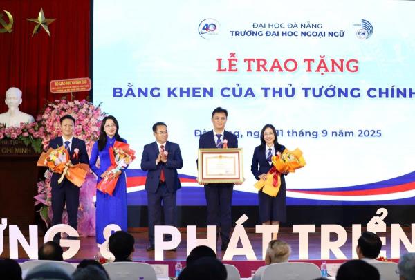Trường Đại học Ngoại ngữ  Đà Nẵng kỷ niệm 40 năm thành lập, đón nhận Bằng khen của Thủ tướng Chính phủ