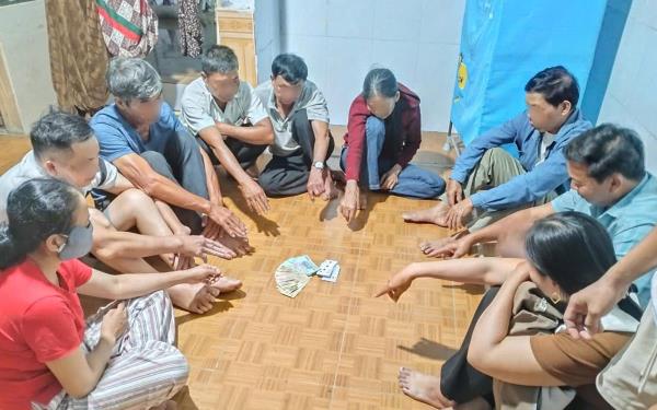 Con bạc xuống bếp sát phạt