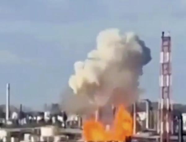 Ukraine tấn công loạt khu phức hợp lọc dầu trọng điểm của Nga