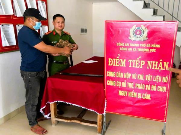 Người dân tự giác giao nộp gần 500 viên đạn quân dụng