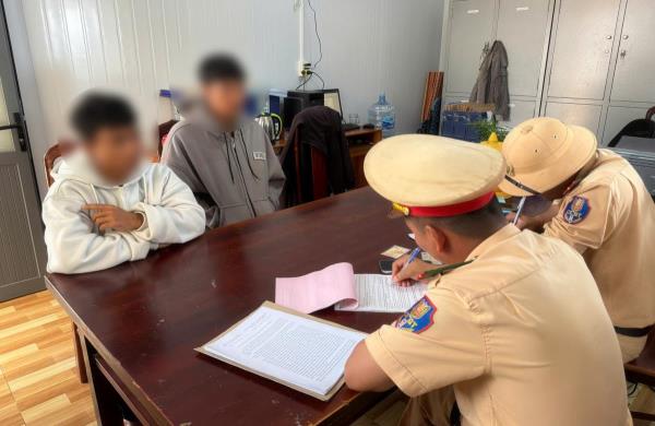 Xử phạt 43,5 triệu đồng nhóm thanh niên có hành vi đua xe