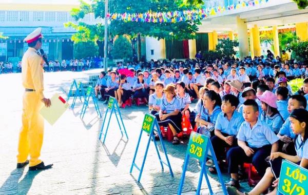 Hàng trăm học sinh được tuyên truyền, phổ biến giáo dục pháp luật về an toàn giao thông