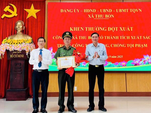 Công an xã Thu Bồn được khen thưởng đột xuất