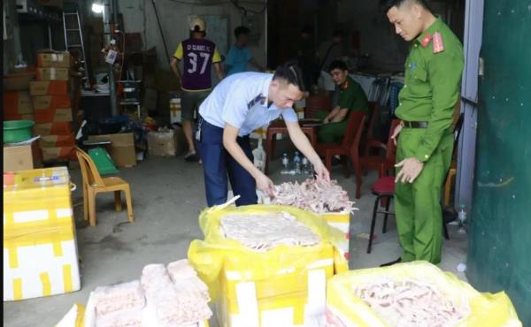 Phát hiện kho đông lạnh chứa hàng nghìn chân gà, xúc xích không rõ nguồn gốc
