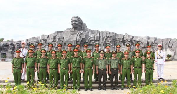 Phòng Cảnh sát PCCCCNCH Công an TP Đà Nẵng hành quân về nguồn