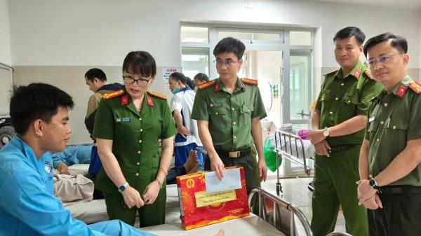 Lãnh đạo Công an TP Đà Nẵng thăm hỏi, động viên 2 chiến sĩ bị thương khi làm nhiệm vụ