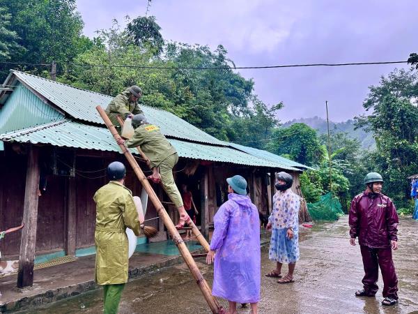 Công an xã A Vương triển khai ứng phó bão số 10 đảm bảo an toàn cho nhân dân
