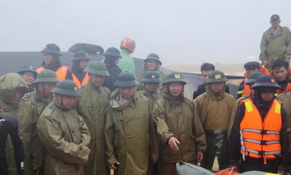 Nỗ lực tìm kiếm 3 thuyền viên mất tích trên 2 tàu cá gặp nạn ở lạch Cửa Việt