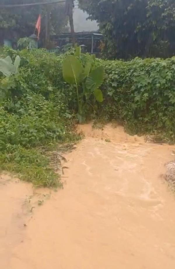 Nước từ cao tốc La Sơn - Túy Loan đổ xuống biến Trung tâm thôn Phò Nam thành sông