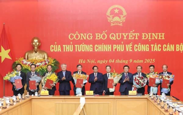 Thủ tướng Phạm Minh Chính trao Quyết định tiếp nhận, điều động, bổ nhiệm 8 lãnh đạo các bộ, cơ quan