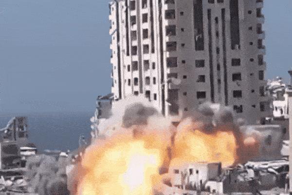 Israel đánh sập nhà cao tầng ở Gaza City, cảnh báo cứng rắn Hamas