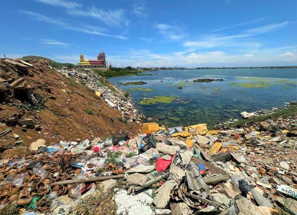 Xà bần, rác thải lấn... biển