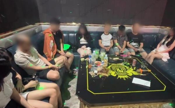 Đột kích karaoke New Land ở Đà Nẵng phát hiện 4 cặp nam nữ đang phê pha