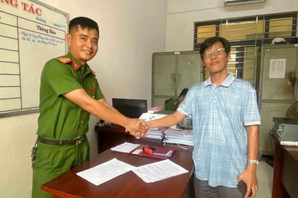 Công an phường Ngũ Hành Sơn trao trả tài sản cho người đánh rơi
