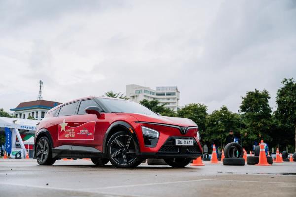 VinFast VF 7: Khi hiệu năng xe sang được gói trọn trong mức giá phổ thông