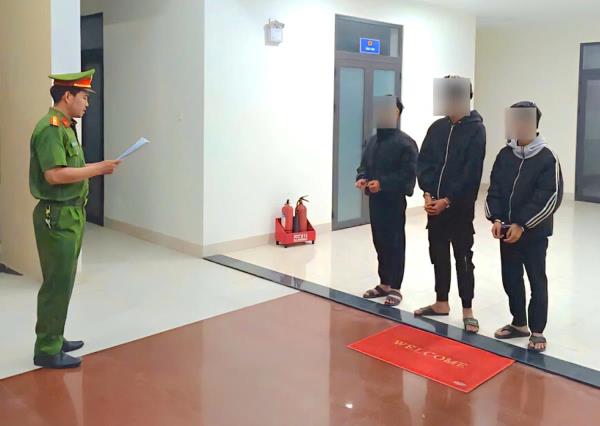 Bị bắt vì rủ nhau hái trái cấm