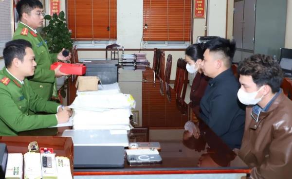 Mua con dấu giả trên mạng, làm giả hồ sơ xin việc để trục lợi