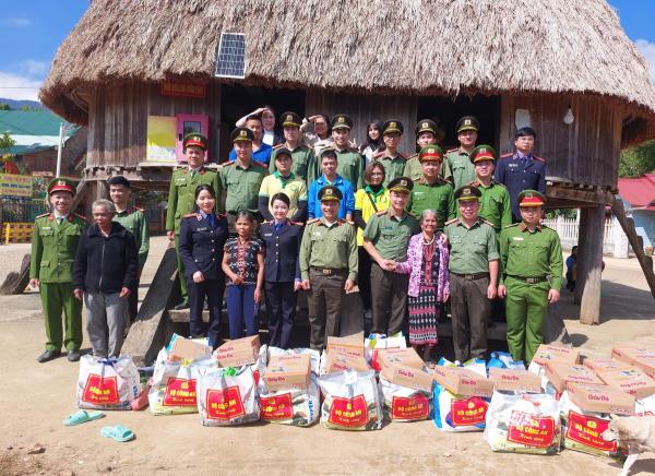 Công an thành phố Đà Nẵng tổ chức chương trình Đông ấm áp-Xuân yêu thương tại xã biên giới Tây Giang