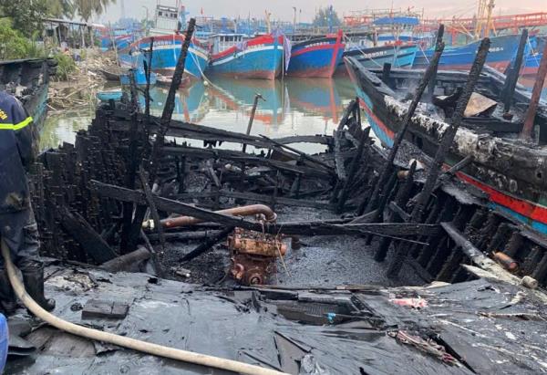 Hỏa hoạn thiêu rụi nhiều tàu cá