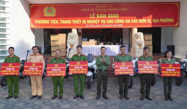 Công an TP Đà Nẵng bàn giao phương tiện, thiết bị cho Công an các đơn vị, địa phương