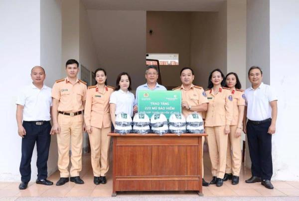 Tuyên truyền, phổ biến kiến thức pháp luật về ATGT cho gần 1.300 học sinh