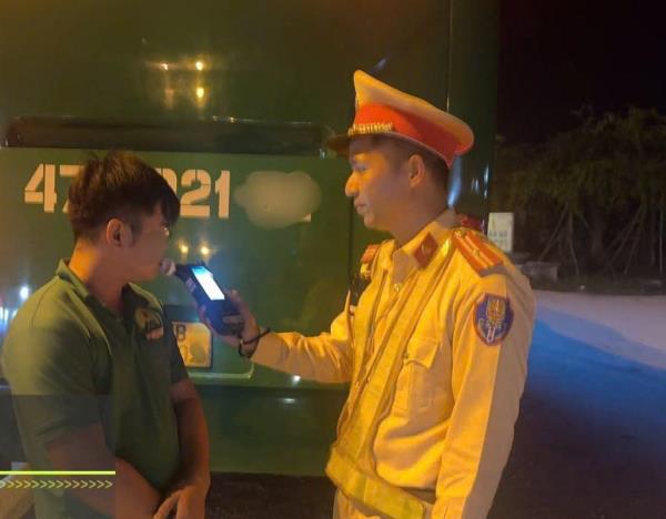 Vi phạm nồng độ cồn khi vận chuyển khách, 1 tài xế bị Cảnh sát giao thông Đà Nẵng xử lý