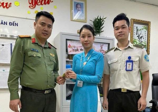 Công an cửa khẩu sân bay Đà Nẵng tìm lại nhẫn kim cương bị thất lạc cho nữ du khách