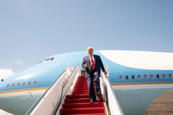 Chuyên cơ Không lực Một chở Tổng thống Trump gặp sự cố, phải quay đầu