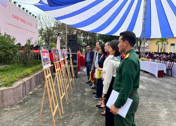 Khai mạc trưng bày, giới thiệu sách chào mừng Đại hội XIV của Đảng tại Thư viện Đà Nẵng