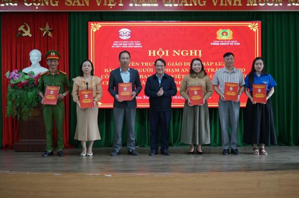 Bàn giao 79 người có biểu hiện vi phạm pháp luật cho các cơ quan, đoàn thể quản lý, giáo dục