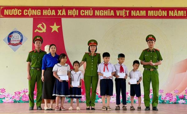 Mang Đông ấm áp - Xuân yêu thương đến học trò vùng cao