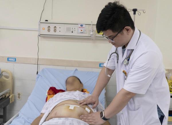 Phẫu thuật cắt một phần thận trái chứa khối u cho nữ bệnh nhân 76 tuổi