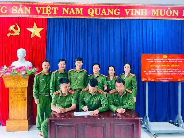 Ký kết giao ước phong trào thi đua Ba Nhất