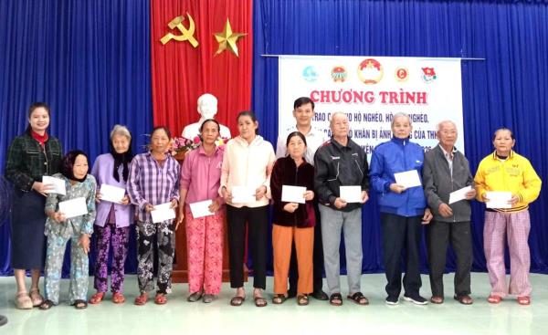 Xã Quế Sơn Trung trao 2.367 suất quà Tết cho người dân