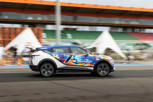 Mua VinFast VF 7 chơi Tết: Hỗ trợ 6%, 0 đồng trả trước, 0 đồng trước bạ, sạc miễn phí