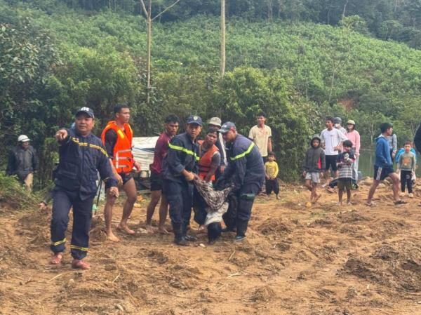 Lật ghe chở 7 người qua sông ở Nam Trà My khiến 1 người tử vong