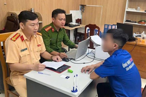 Lái xe tải chặn xe buýt