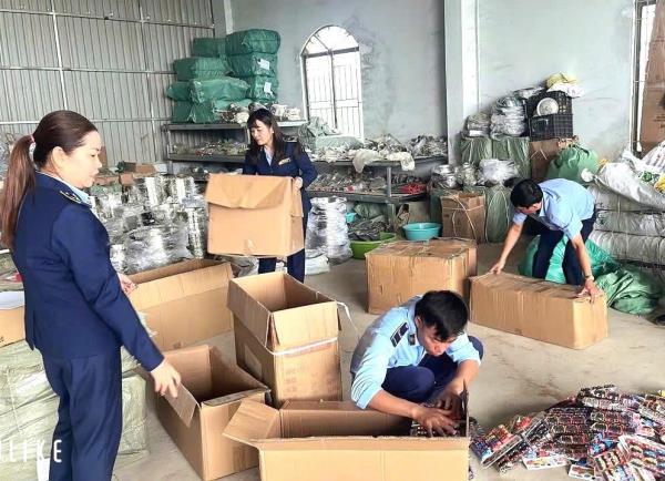 Tạm giữ hơn 1.800 sản phẩm đồ chơi, đồ gia dụng không rõ nguồn gốc