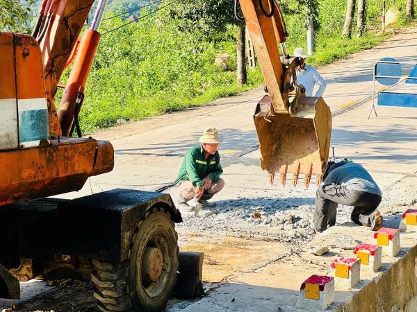 Khẩn trương khắc phục tình trạng nứt vỡ tại tuyến ĐT611 đoạn qua Đèo Le