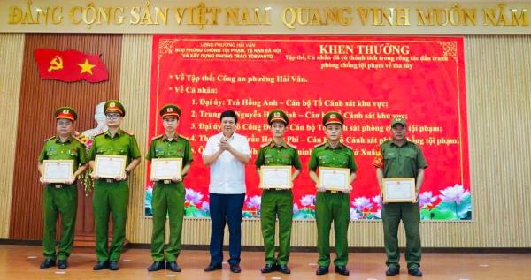 Hải Vân khen thưởng các tập thể, cá nhân thực hiện đợt cao điểm 45 ngày đêm làm sạch địa bàn về ma túy