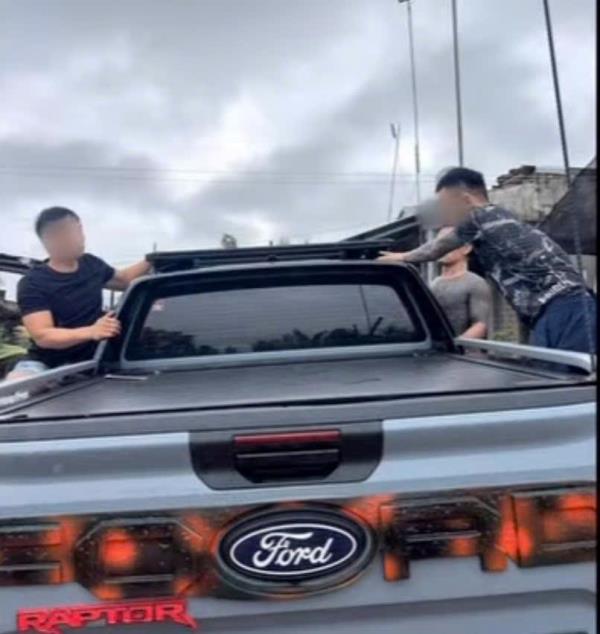 Xử lý tài xế tự ý lắp đèn nóc xe bán tải gây chói mắt người đi đường
